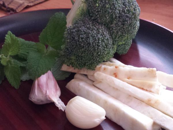 LCHF enolončnica iz brokulija, zelene in jetrci ovitimi v slanino